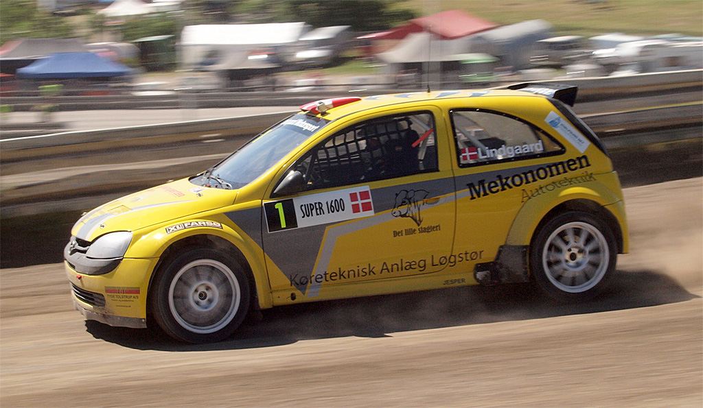 Peter Lindgaard har god race craft i sin Opel Corsa Super 1600
(Foto: Kirketerp)